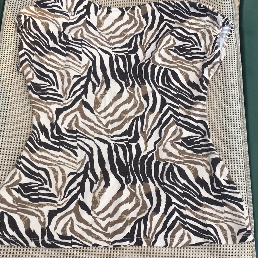 Short sleeve-v neck top - Picture 2 of 3